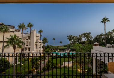 Stunning, recently renovated, apartment on the beach close to Estepona town!