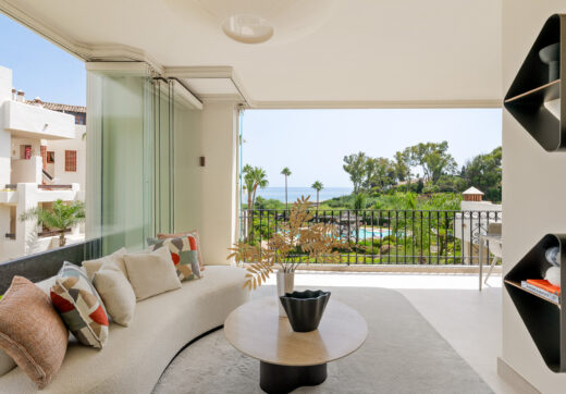 Stunning, recently renovated, apartment on the beach close to Estepona town!