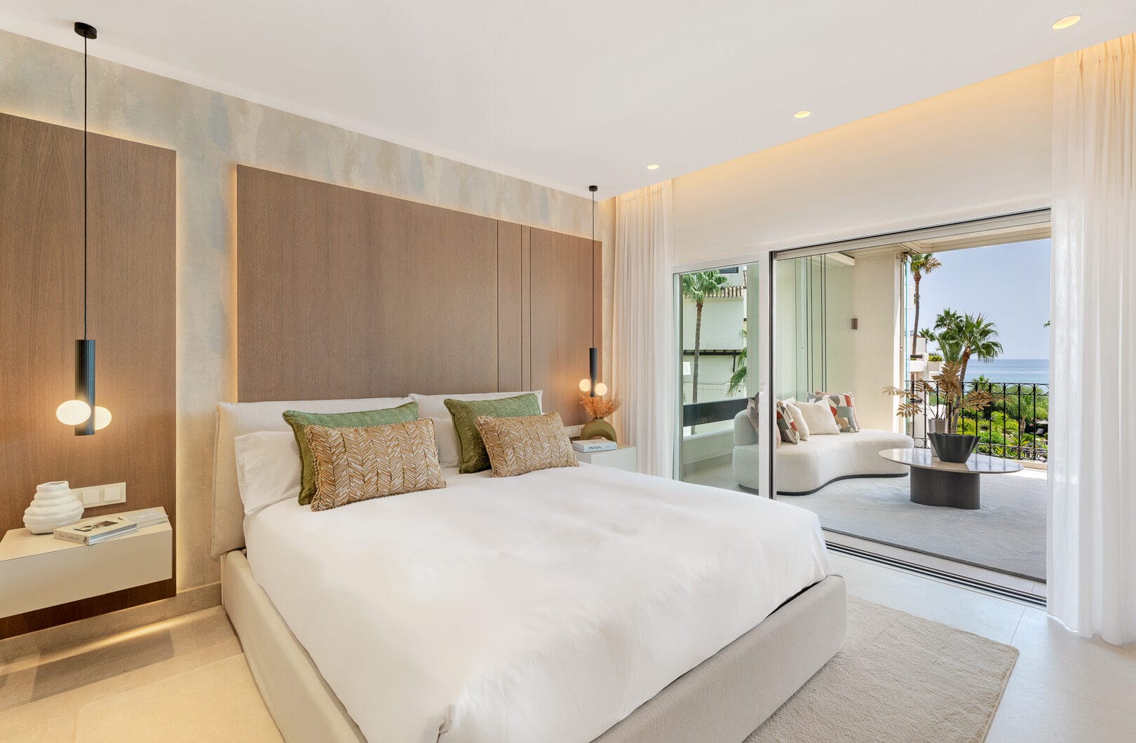Stunning, recently renovated, apartment on the beach close to Estepona town!