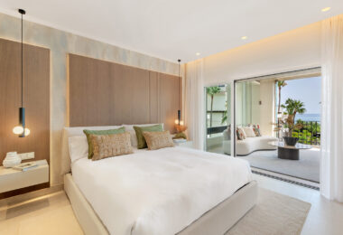 Stunning, recently renovated, apartment on the beach close to Estepona town!