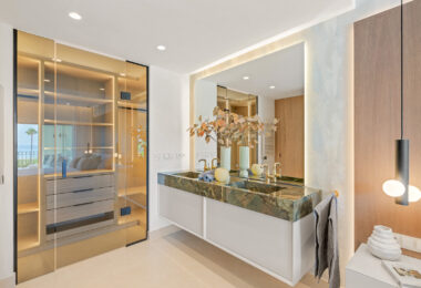 Stunning, recently renovated, apartment on the beach close to Estepona town!