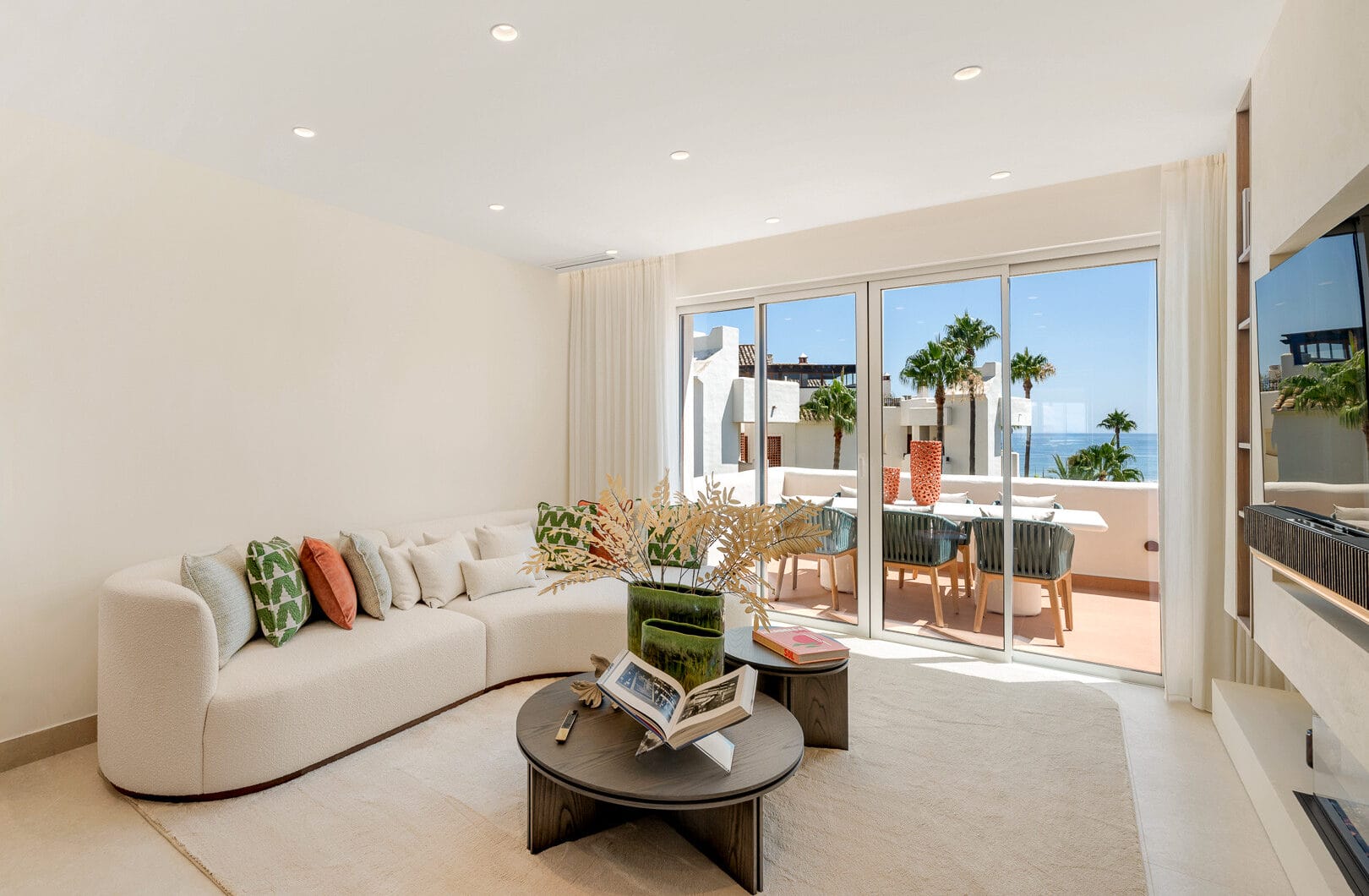 Exquisite duplex penthouse front line to the beach near Estepona town!
