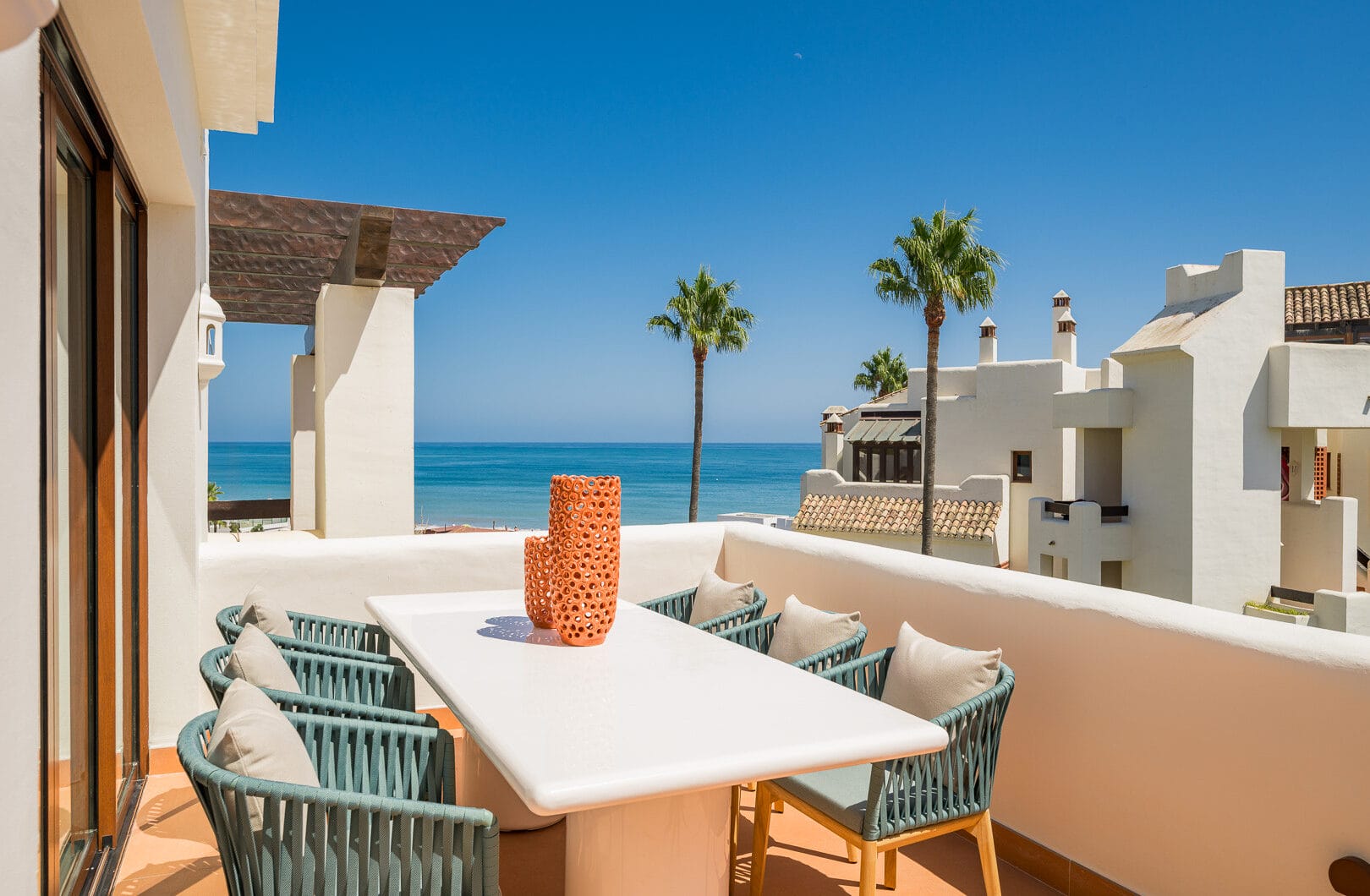 Exquisite duplex penthouse front line to the beach near Estepona town!