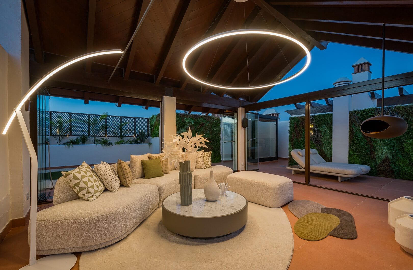 Exquisite duplex penthouse front line to the beach near Estepona town!
