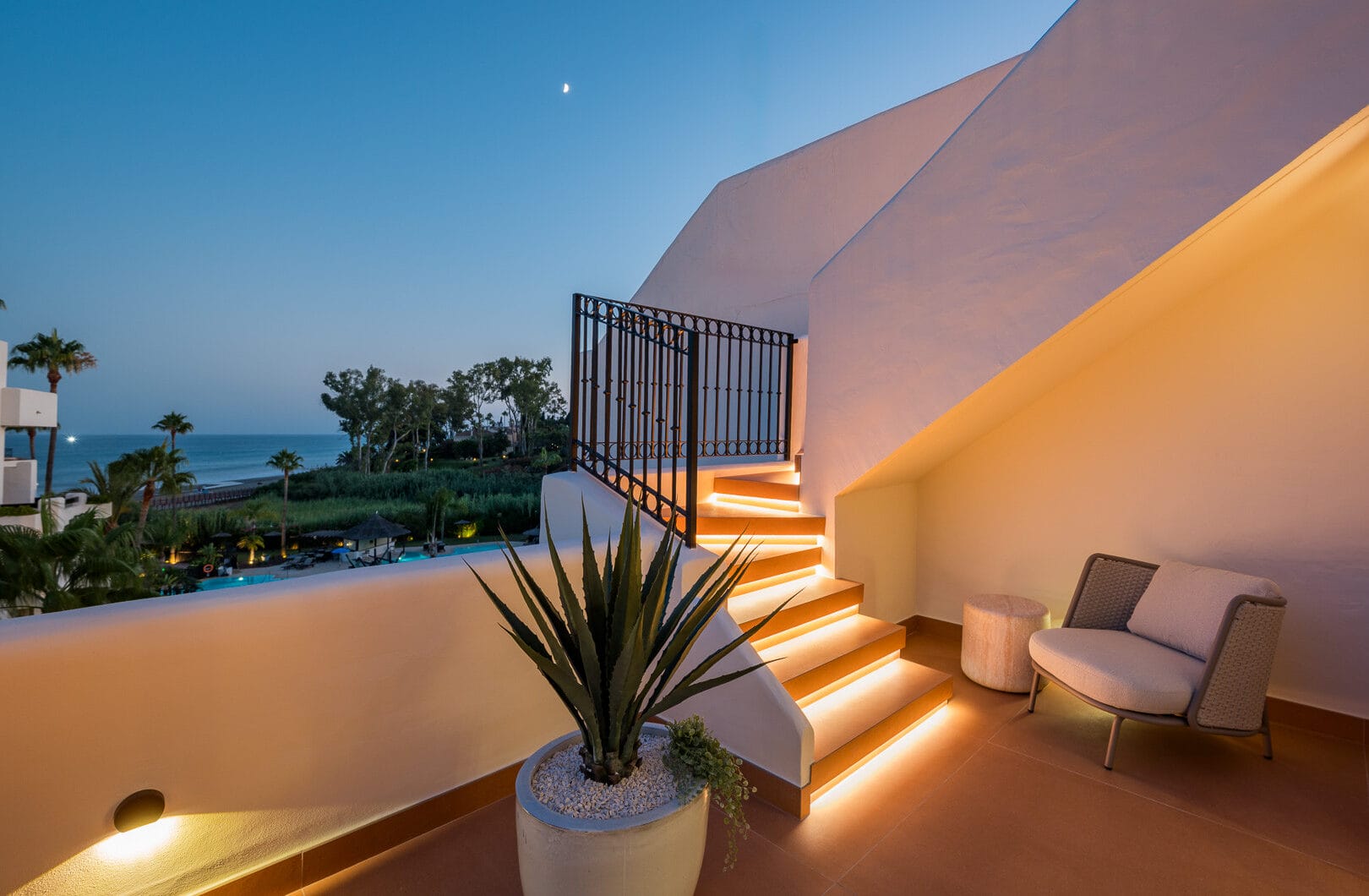 Exquisite duplex penthouse front line to the beach near Estepona town!