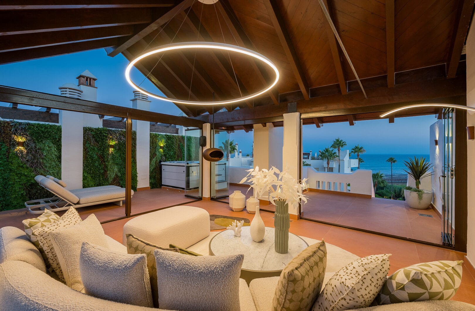 Exquisite duplex penthouse front line to the beach near Estepona town!