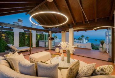 Exquisite duplex penthouse front line to the beach near Estepona town!