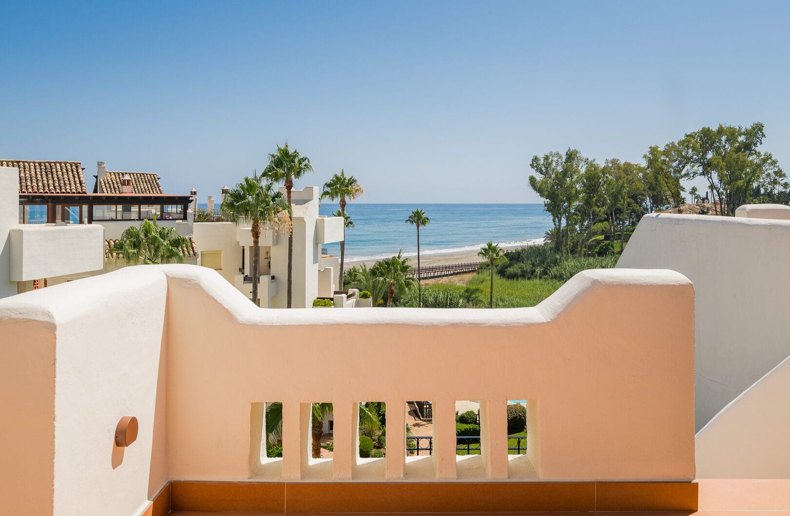 Exquisite duplex penthouse front line to the beach near Estepona town!