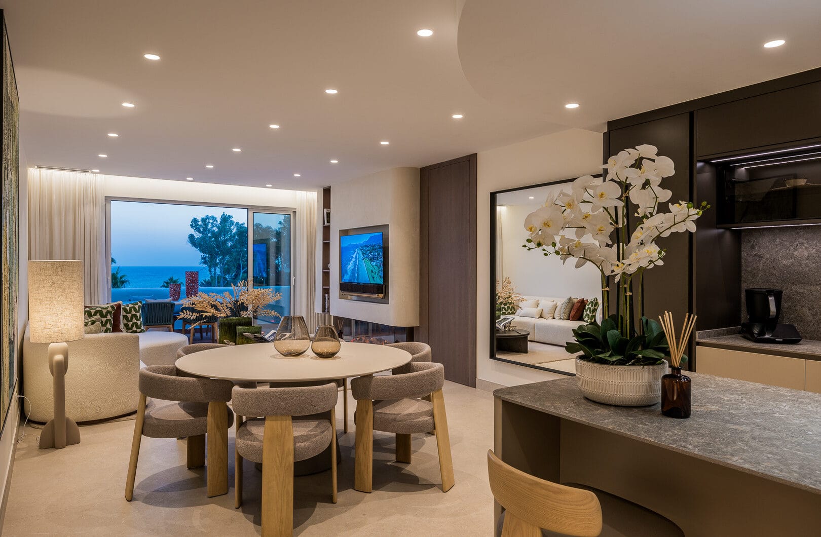 Exquisite duplex penthouse front line to the beach near Estepona town!