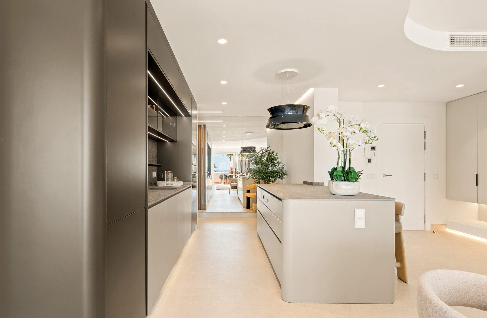 Exquisite duplex penthouse front line to the beach near Estepona town!