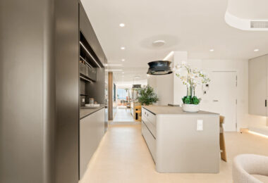 Exquisite duplex penthouse front line to the beach near Estepona town!