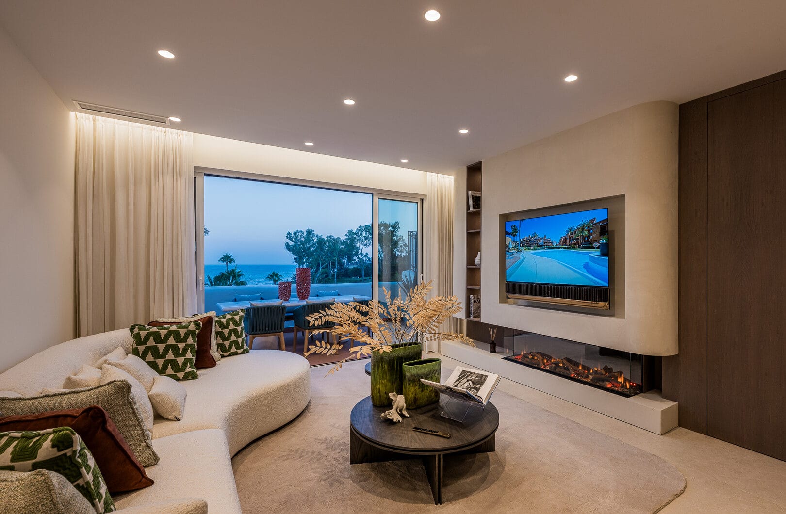 Exquisite duplex penthouse front line to the beach near Estepona town!