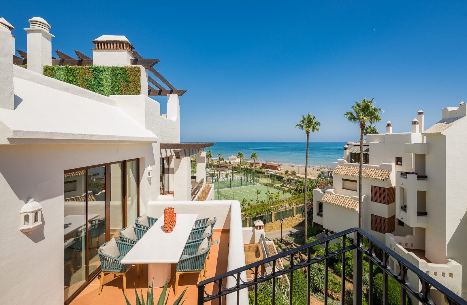 Exquisite duplex penthouse front line to the beach near Estepona town!