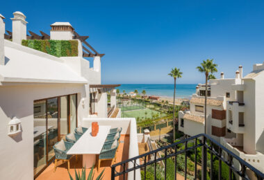 Exquisite duplex penthouse front line to the beach near Estepona town!