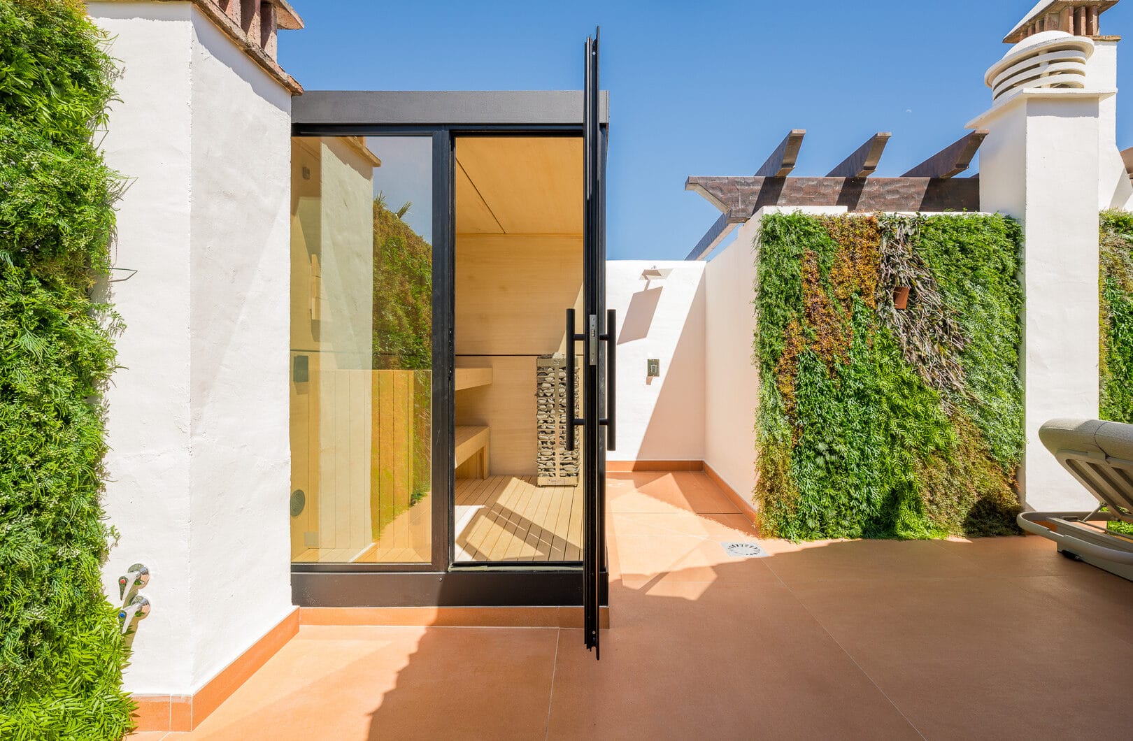 Exquisite duplex penthouse front line to the beach near Estepona town!