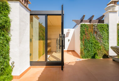 Exquisite duplex penthouse front line to the beach near Estepona town!