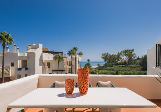Exquisite duplex penthouse front line to the beach near Estepona town!