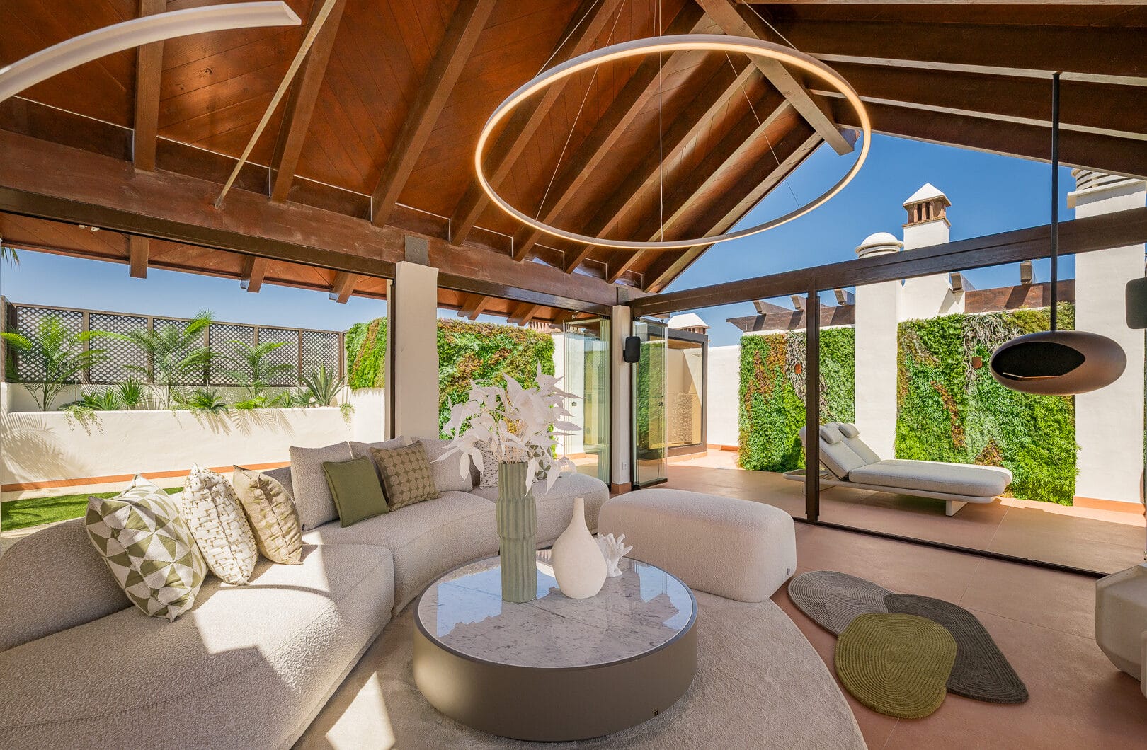 Exquisite duplex penthouse front line to the beach near Estepona town!