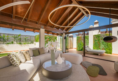 Exquisite duplex penthouse front line to the beach near Estepona town!