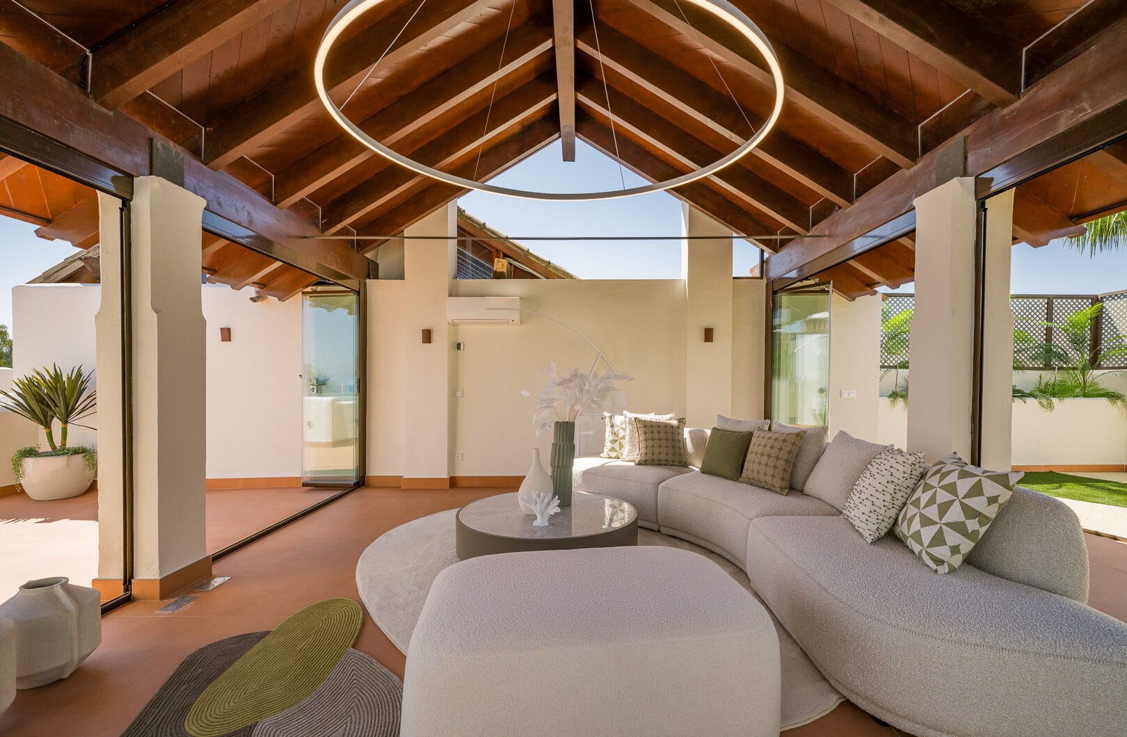 Exquisite duplex penthouse front line to the beach near Estepona town!