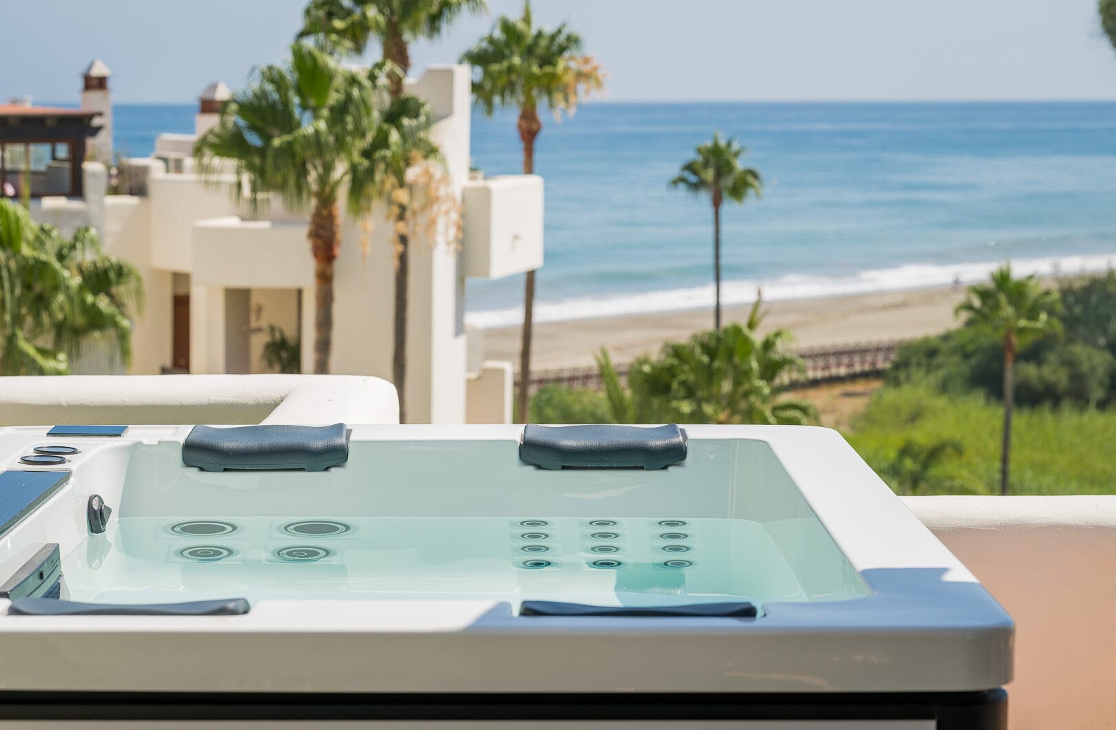 Exquisite duplex penthouse front line to the beach near Estepona town!
