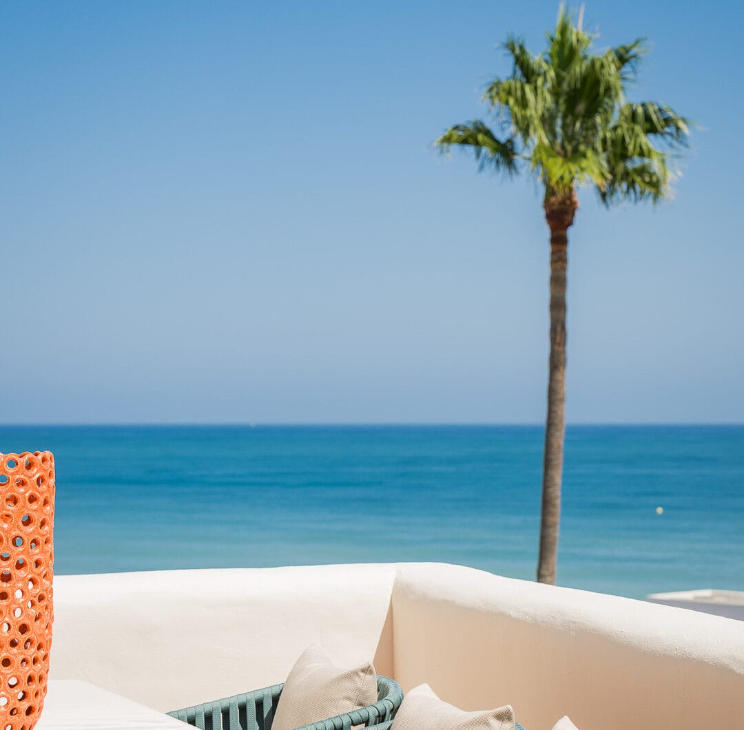 Exquisite duplex penthouse front line to the beach near Estepona town!