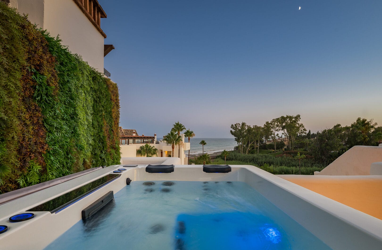 Exquisite duplex penthouse front line to the beach near Estepona town!