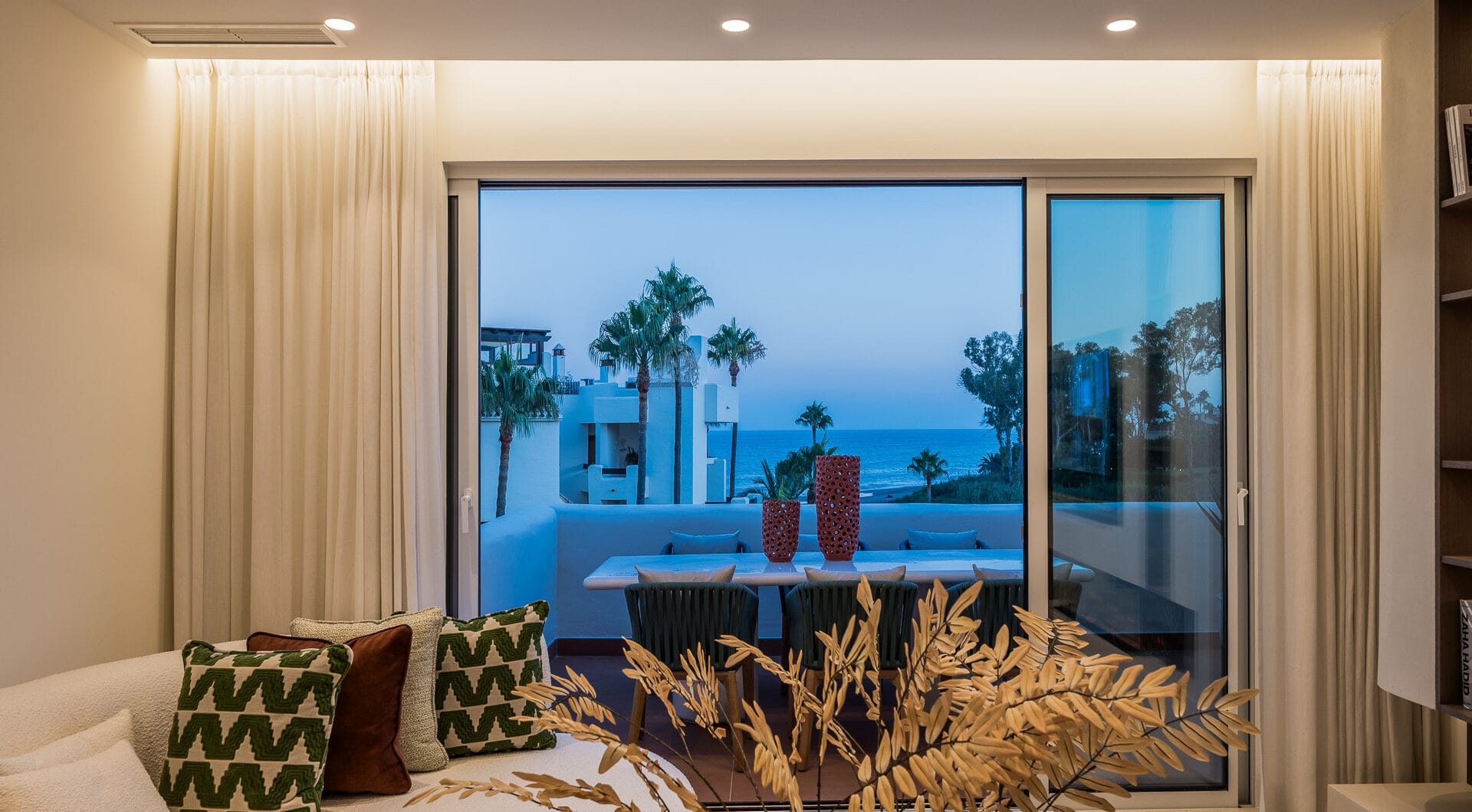 Exquisite duplex penthouse front line to the beach near Estepona town!