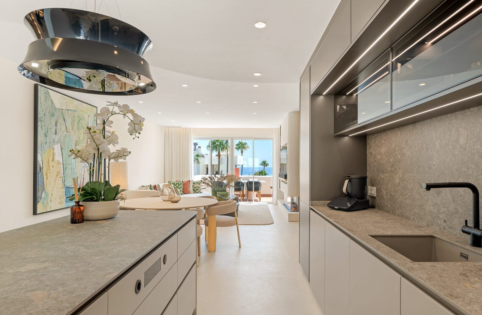 Exquisite duplex penthouse front line to the beach near Estepona town!