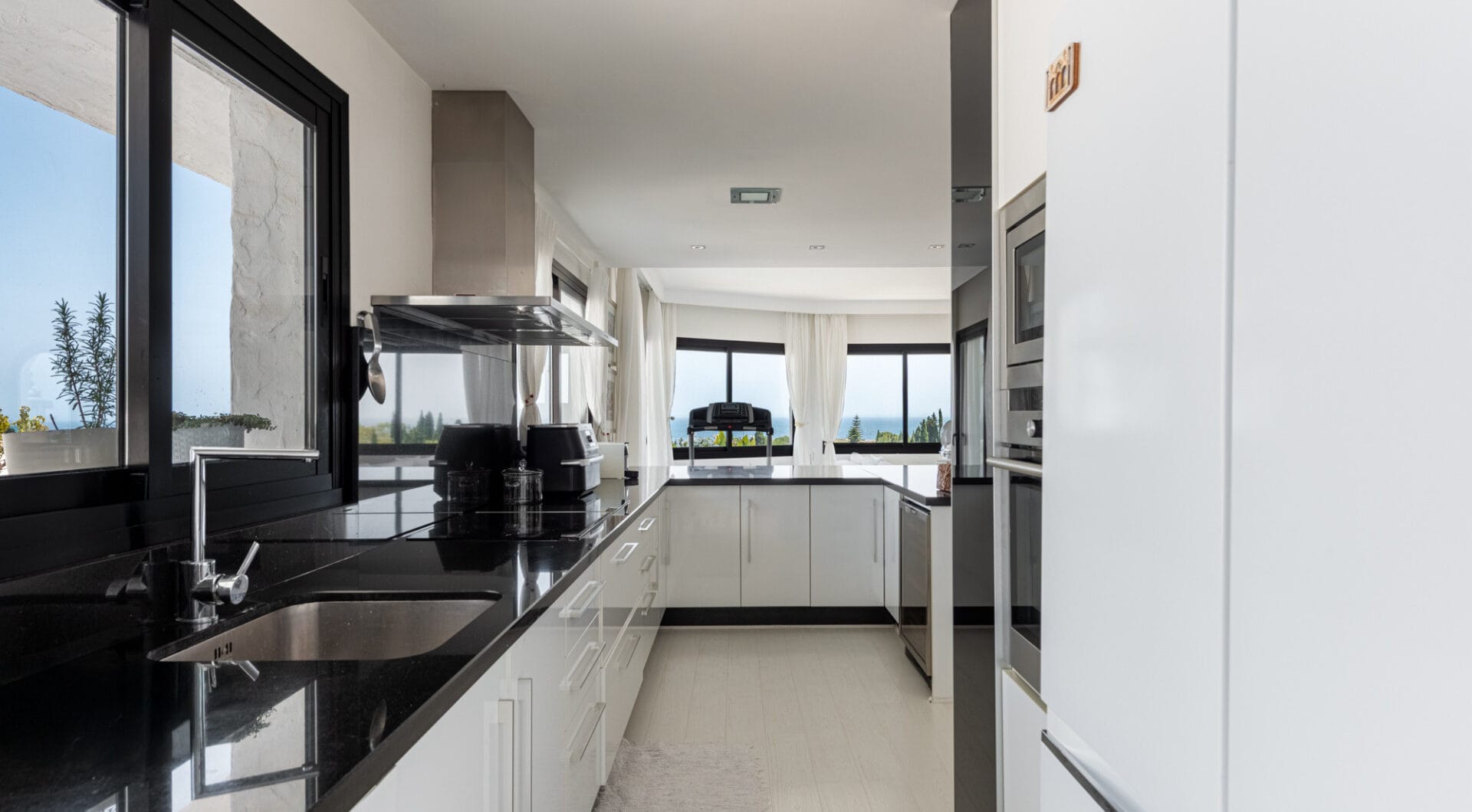 Elegant Penthouse with Breathtaking Views in Coto Real, Marbella’s Golden Mile