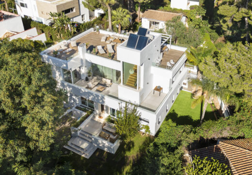 Modern Luxury in Lower Nueva Andalucía – An ideal family home!