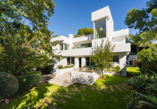 Modern Luxury in Lower Nueva Andalucía – An ideal family home!