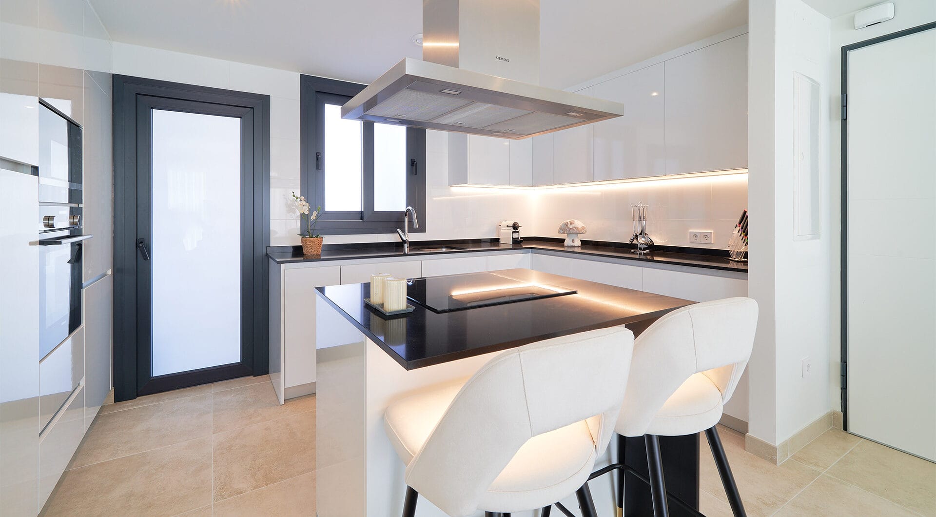 New development of luxury apartments in a prime location next to Puerto Banús - Fully Furnished