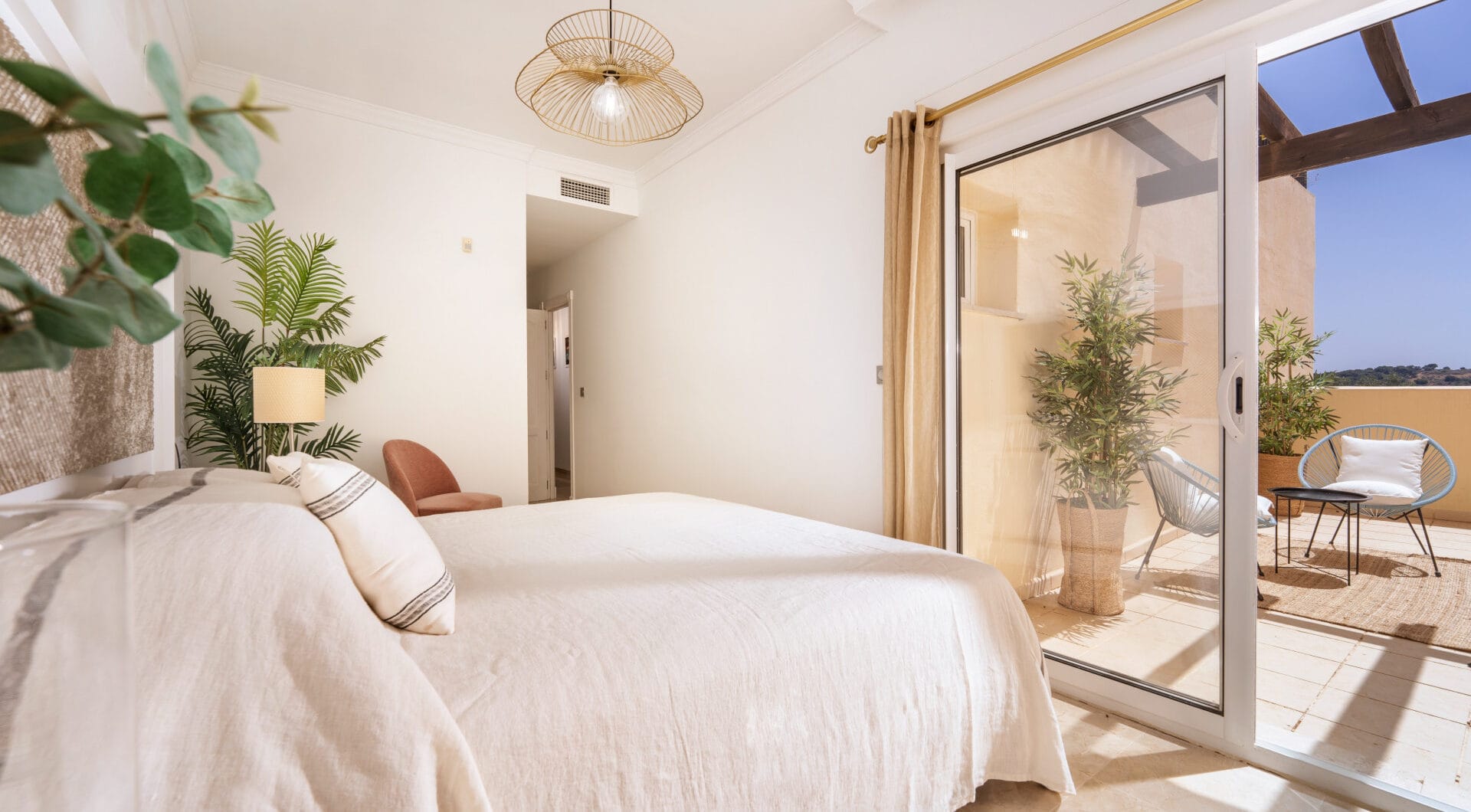 A haven of calm with endless views in San Roque Club