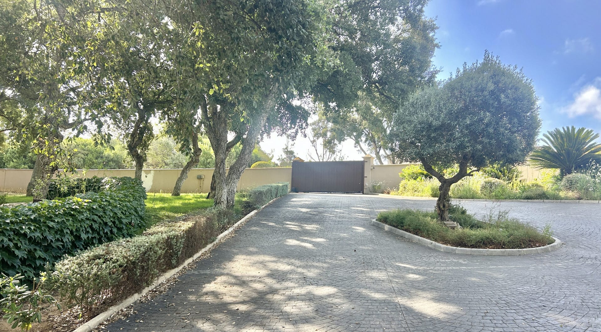 Plot with own water, with beautiful mature garden; exterior enclosure wall and completely fenced, for sale in Sotogrande