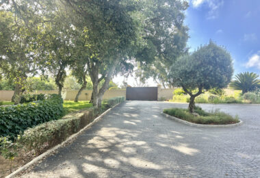 Plot with own water, with beautiful mature garden; exterior enclosure wall and completely fenced, for sale in Sotogrande