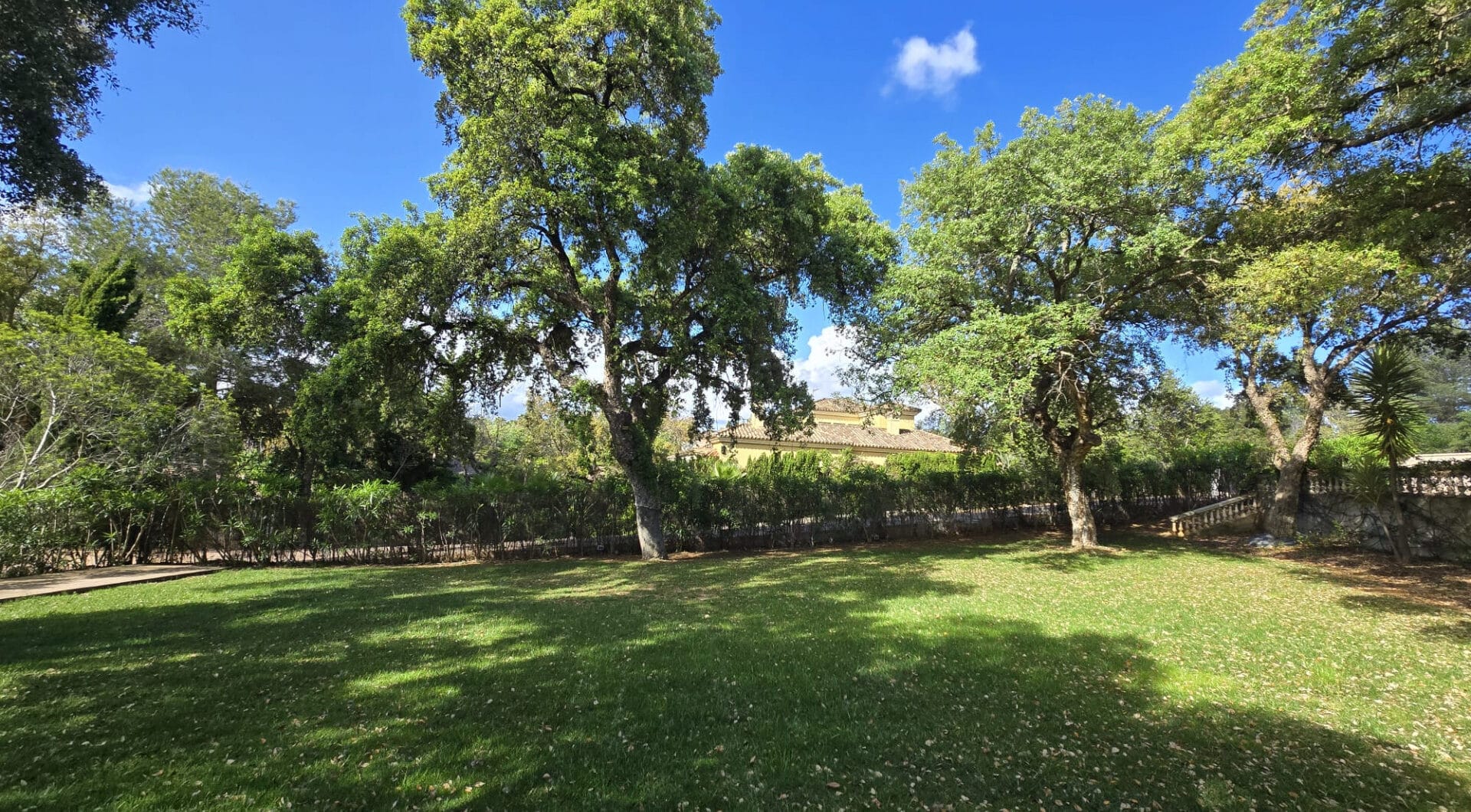 Plot with own water, with beautiful mature garden; exterior enclosure wall and completely fenced, for sale in Sotogrande