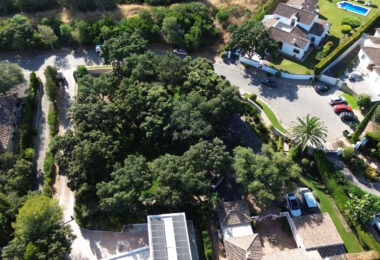 Plot with own water, with beautiful mature garden; exterior enclosure wall and completely fenced, for sale in Sotogrande