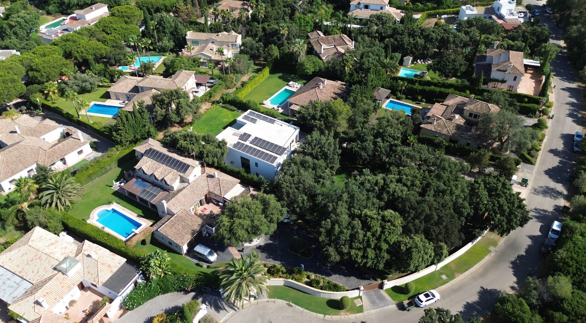 Plot with own water, with beautiful mature garden; exterior enclosure wall and completely fenced, for sale in Sotogrande