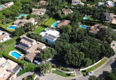 Plot with own water, with beautiful mature garden; exterior enclosure wall and completely fenced, for sale in Sotogrande