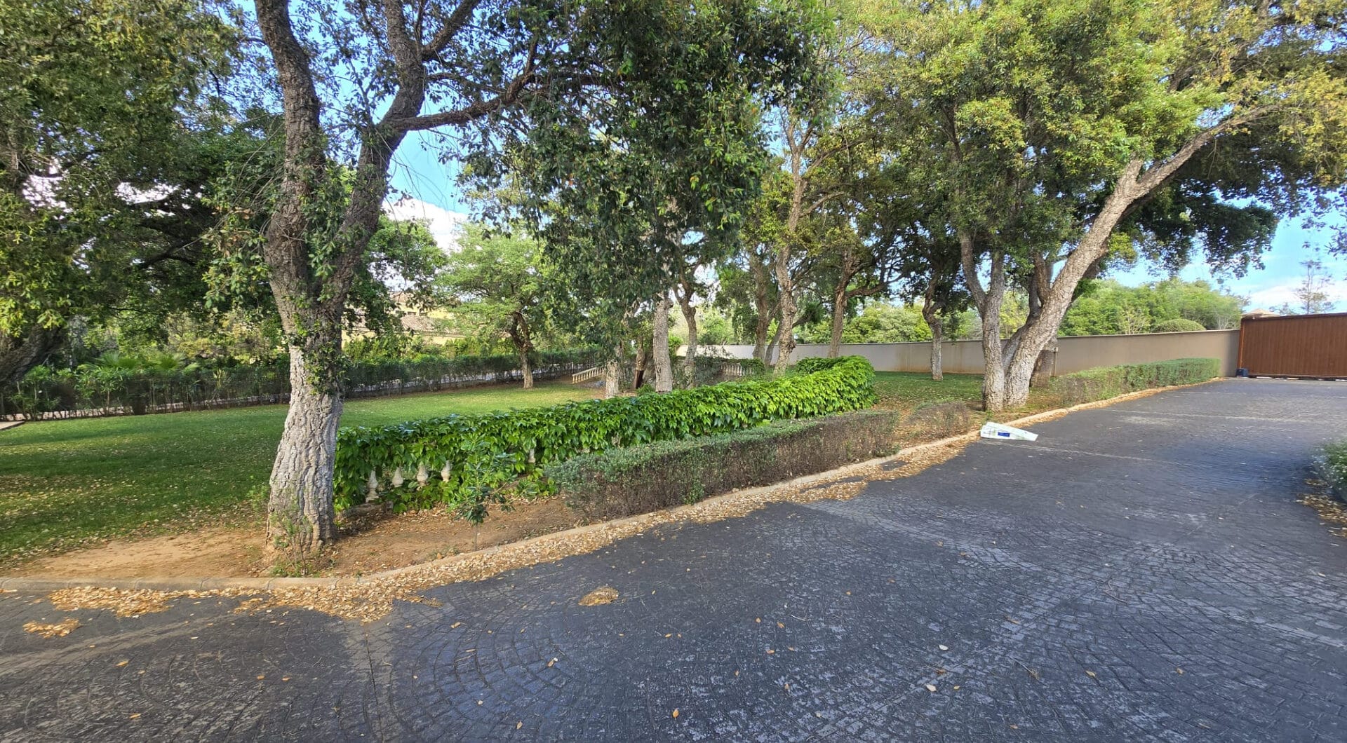 Plot with own water, with beautiful mature garden; exterior enclosure wall and completely fenced, for sale in Sotogrande