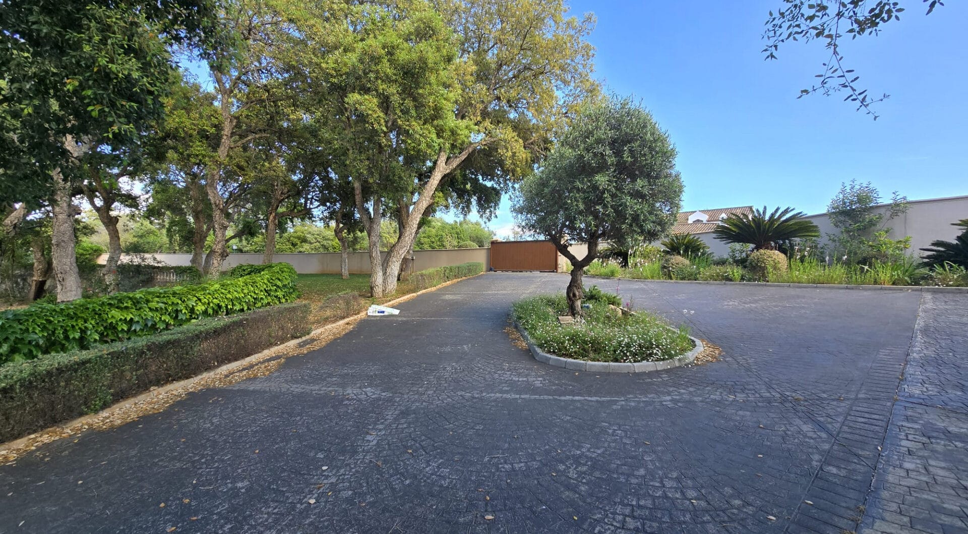 Plot with own water, with beautiful mature garden; exterior enclosure wall and completely fenced, for sale in Sotogrande