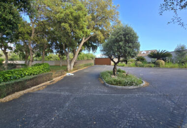 Plot with own water, with beautiful mature garden; exterior enclosure wall and completely fenced, for sale in Sotogrande