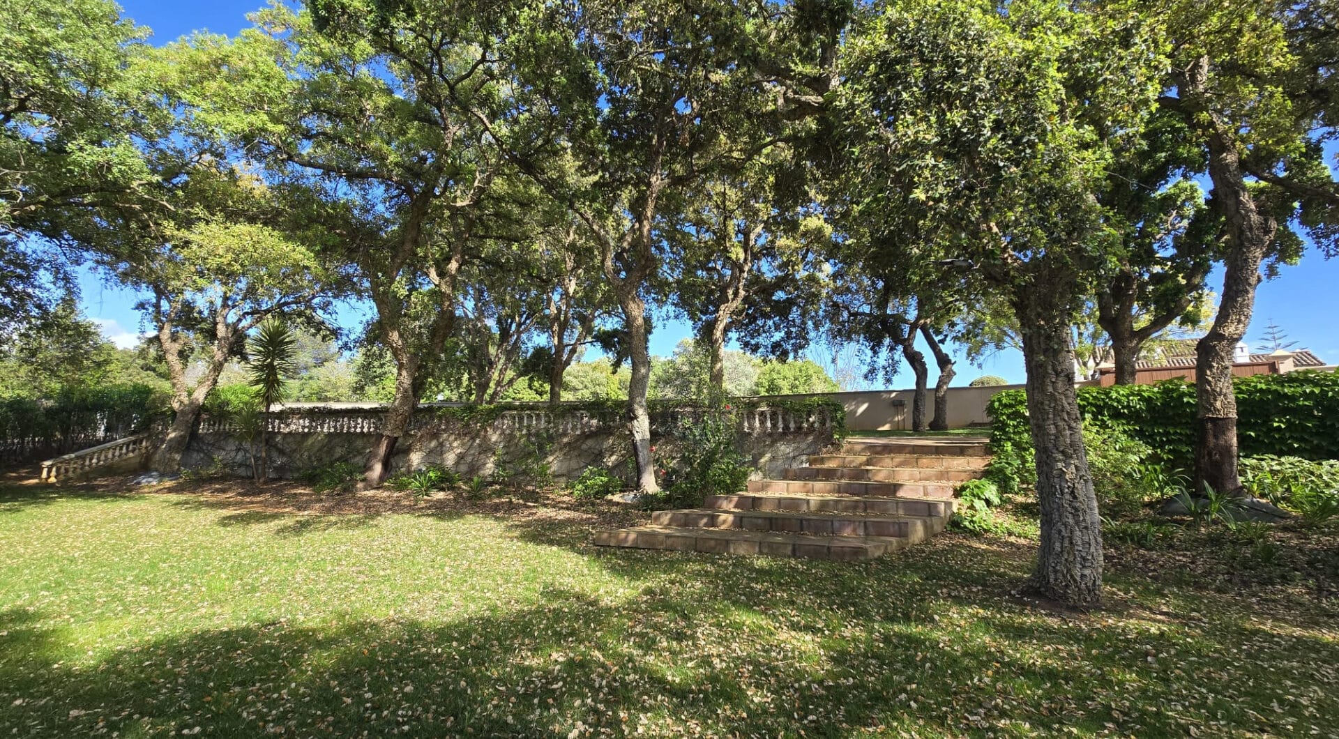 Plot with own water, with beautiful mature garden; exterior enclosure wall and completely fenced, for sale in Sotogrande