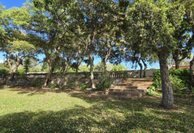 Plot with own water, with beautiful mature garden; exterior enclosure wall and completely fenced, for sale in Sotogrande