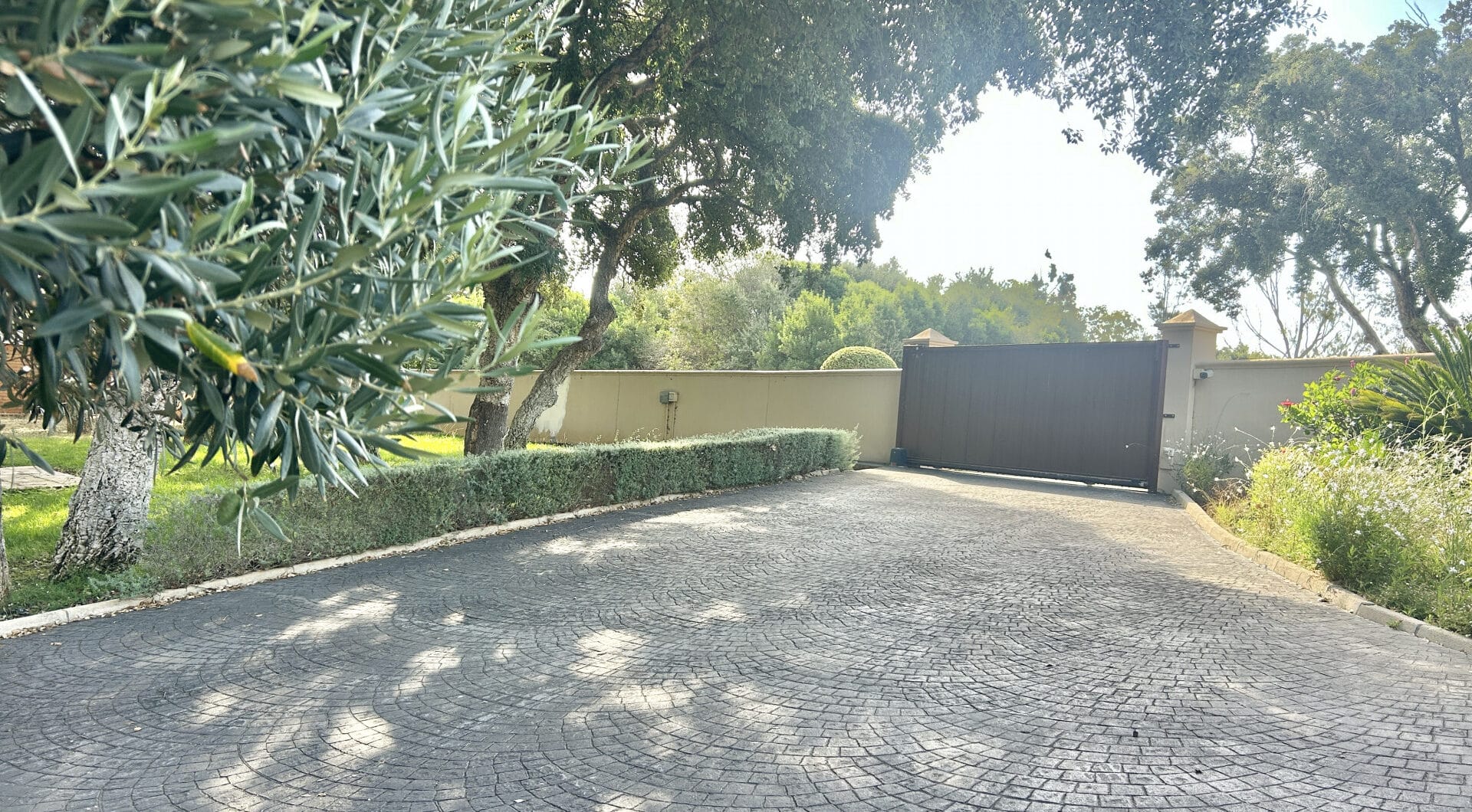 Plot with own water, with beautiful mature garden; exterior enclosure wall and completely fenced, for sale in Sotogrande