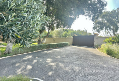 Plot with own water, with beautiful mature garden; exterior enclosure wall and completely fenced, for sale in Sotogrande