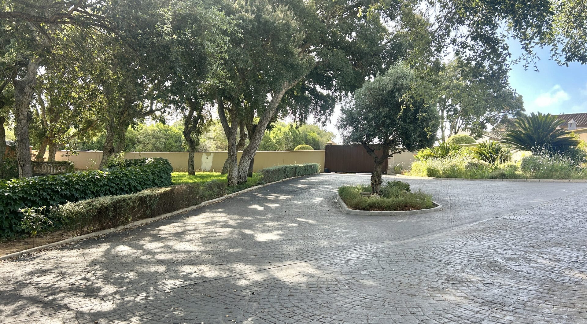 Plot with own water, with beautiful mature garden; exterior enclosure wall and completely fenced, for sale in Sotogrande