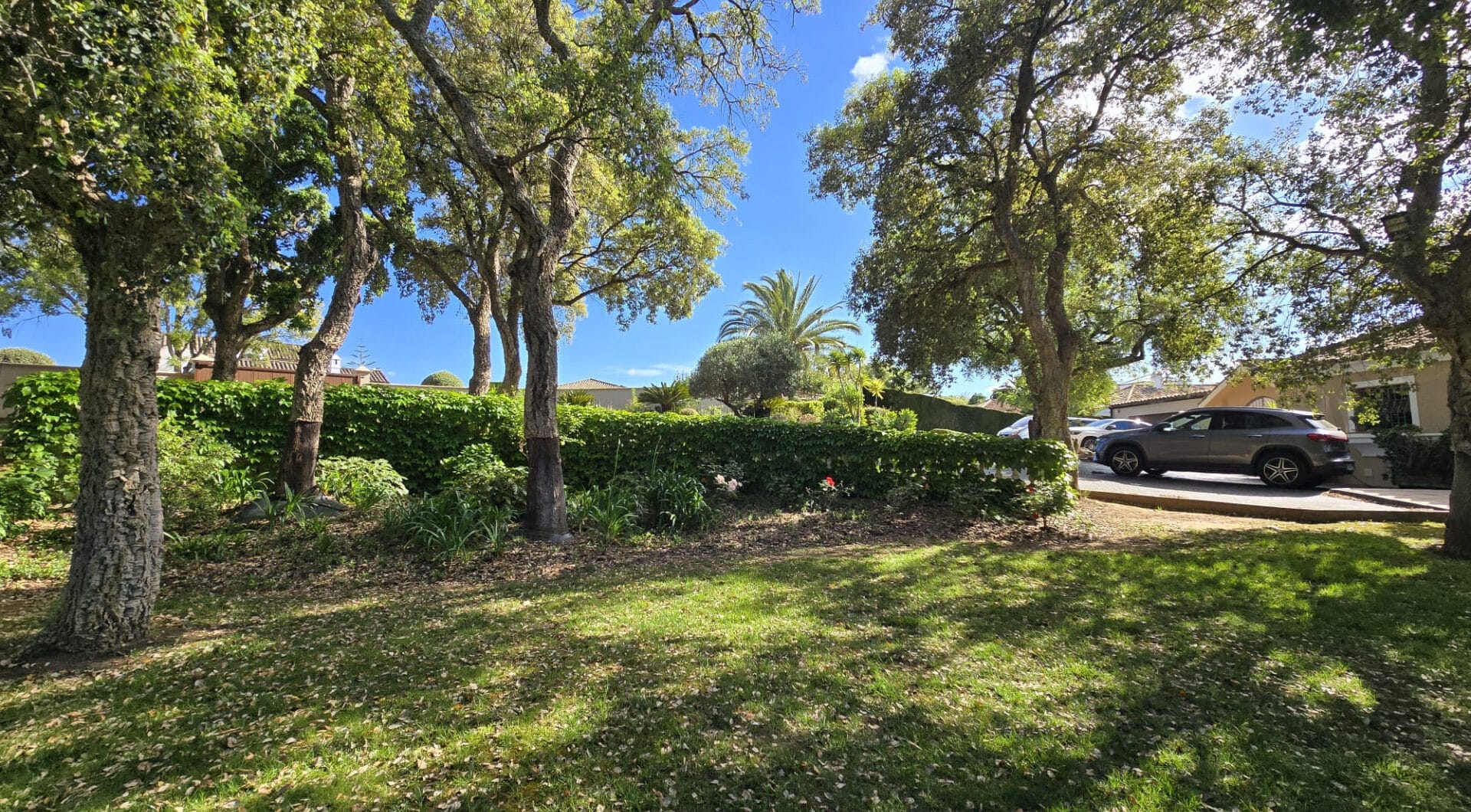 Plot with own water, with beautiful mature garden; exterior enclosure wall and completely fenced, for sale in Sotogrande