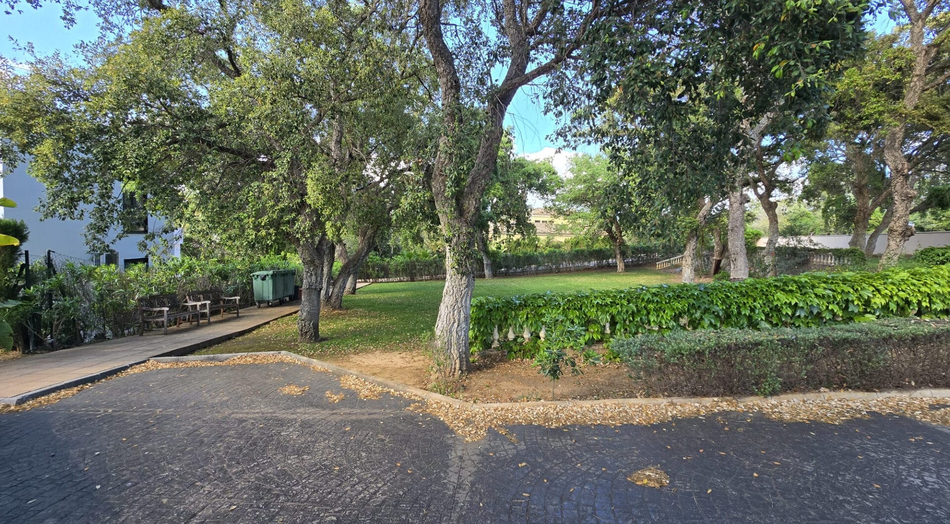 Plot with own water, with beautiful mature garden; exterior enclosure wall and completely fenced, for sale in Sotogrande